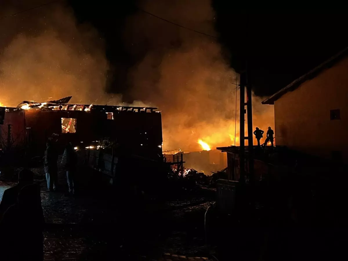 İskilip\'te Yangın: 3 Ev Kül Oldu