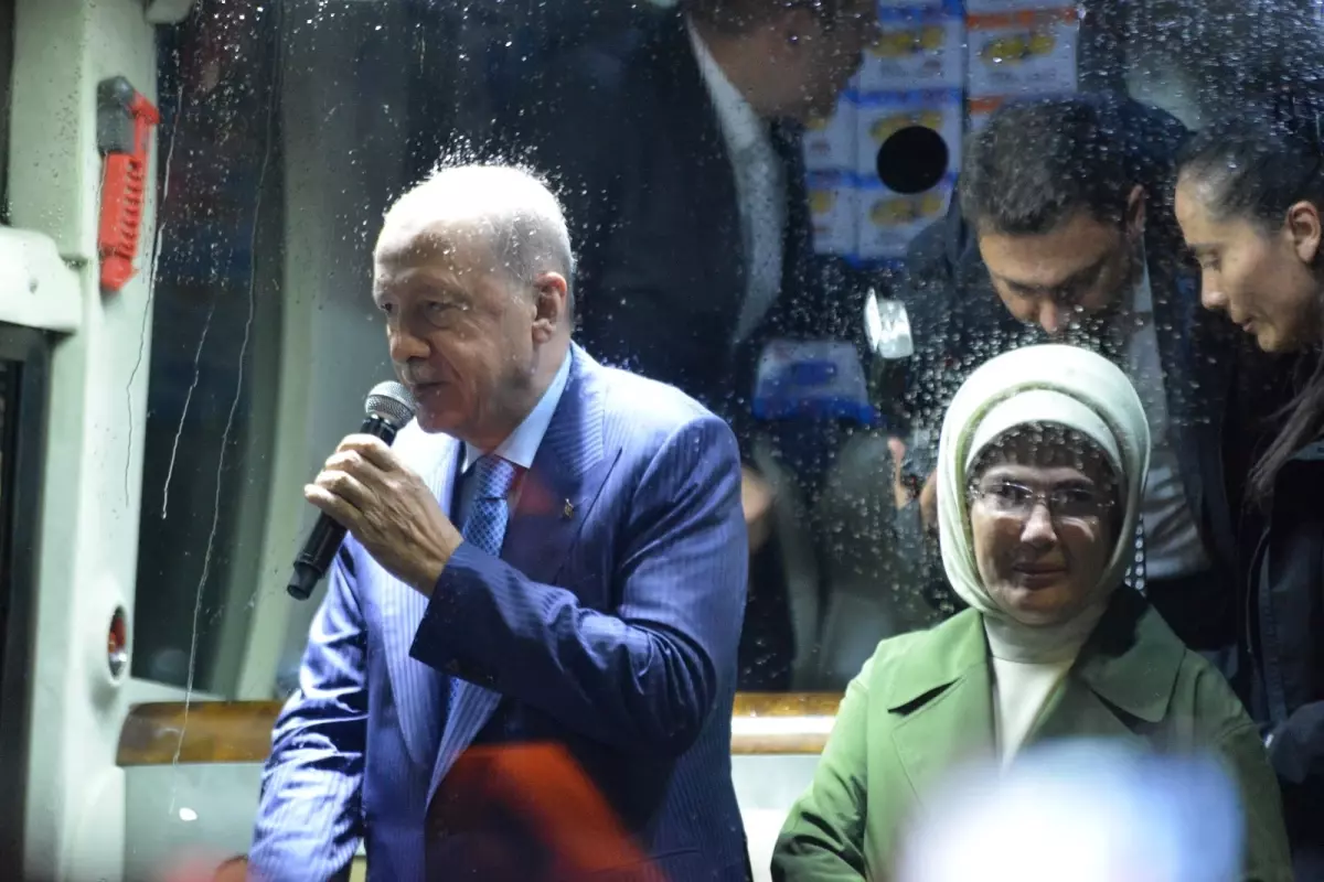 Cumhurbaşkanı Erdoğan, Rize\'ye geldi: \'Ana-baba ocağına gidelim\'