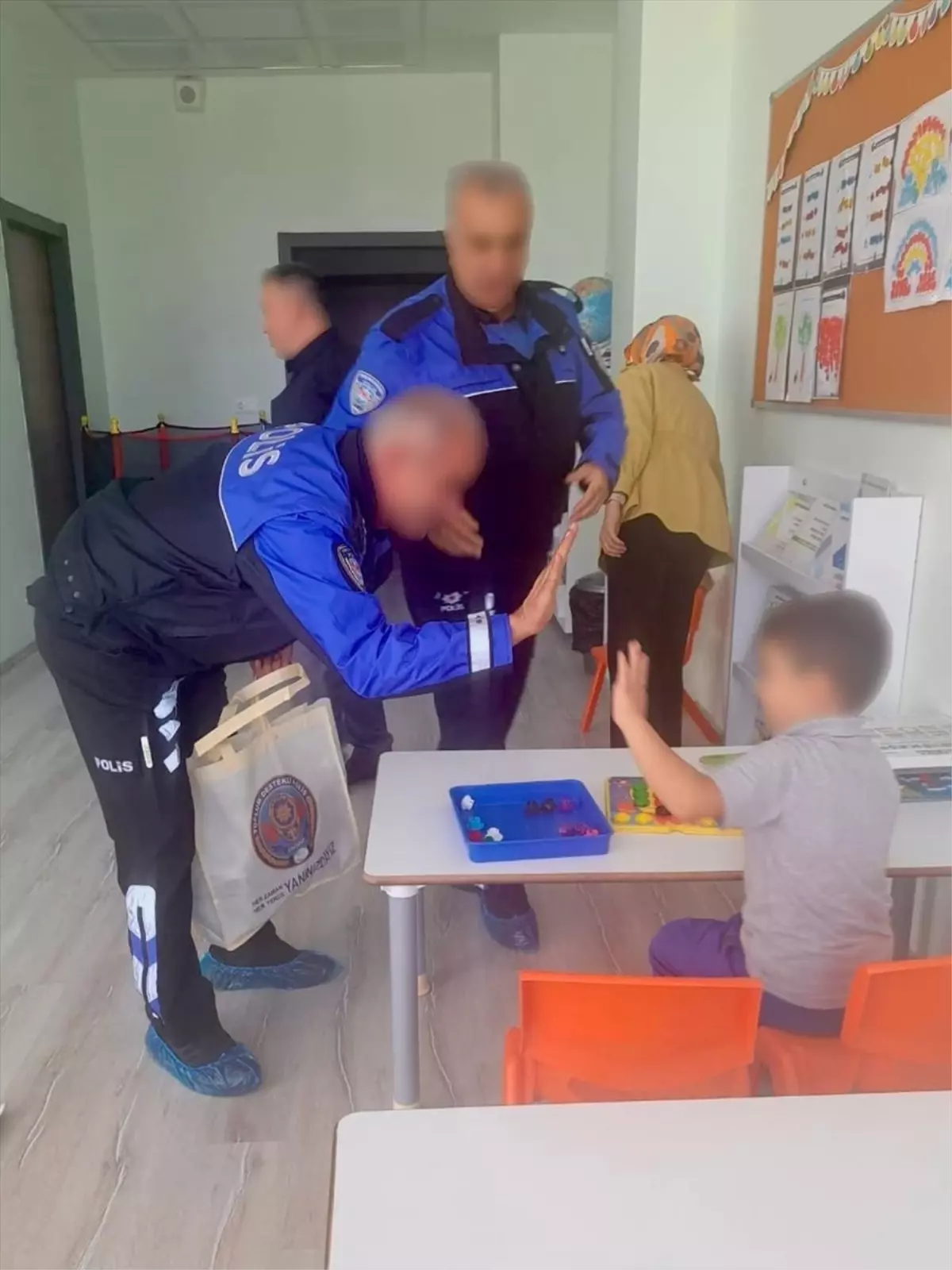 Polisten Özel Çocuklara Oyuncak Desteği