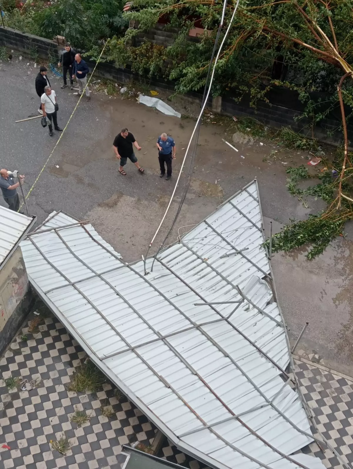 Dörtyol\'da Fırtına: Çatılar Uçtu, Araçlar Zarar Gördü