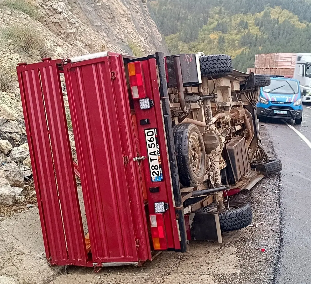 Karabük\'te Kamyonet Su Kanalına Devrildi: 5 Yaralı
