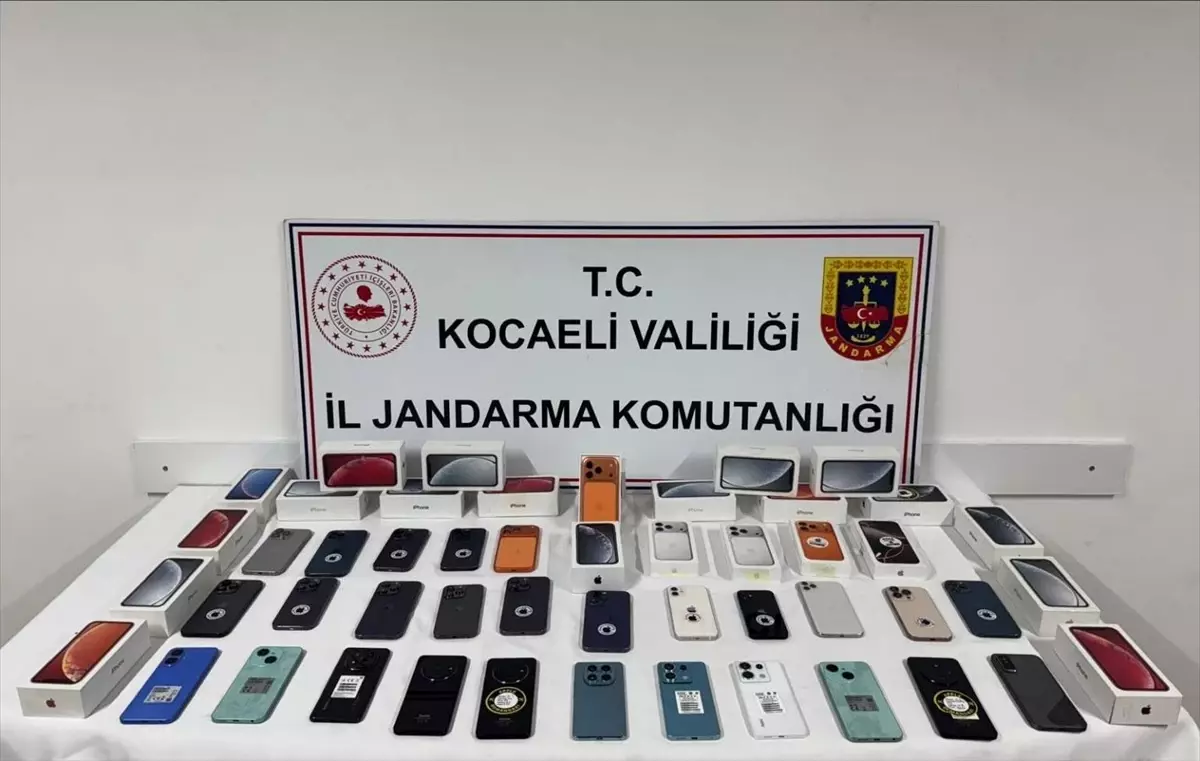 Dilovası\'nda 50 Kaçak Cep Telefonu Ele Geçirildi