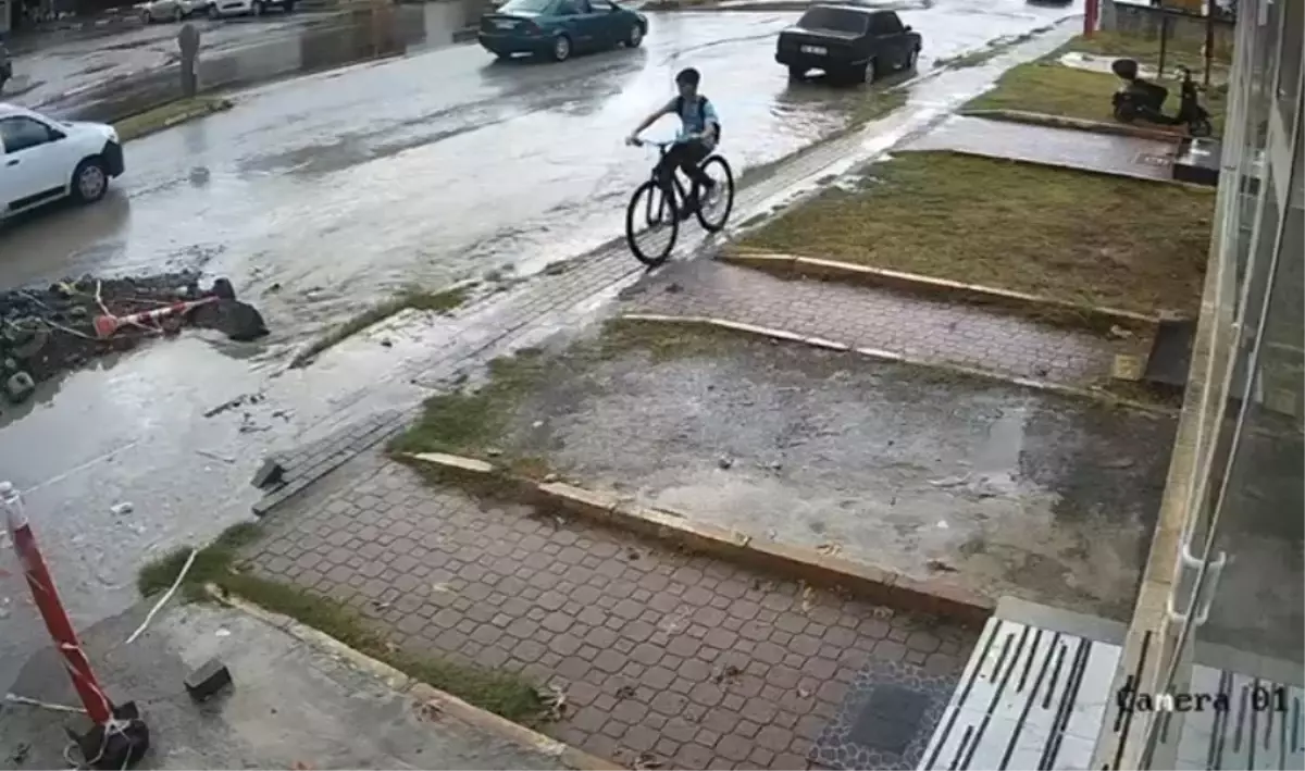 Öğrenci Yağmur Çukuruna Düştü