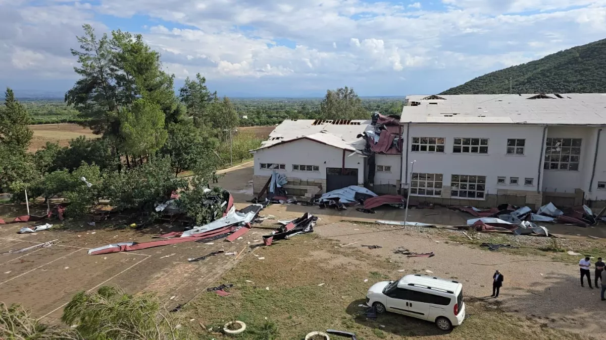 Adana\'da fırtına nedeniyle okulun çatısı uçtu