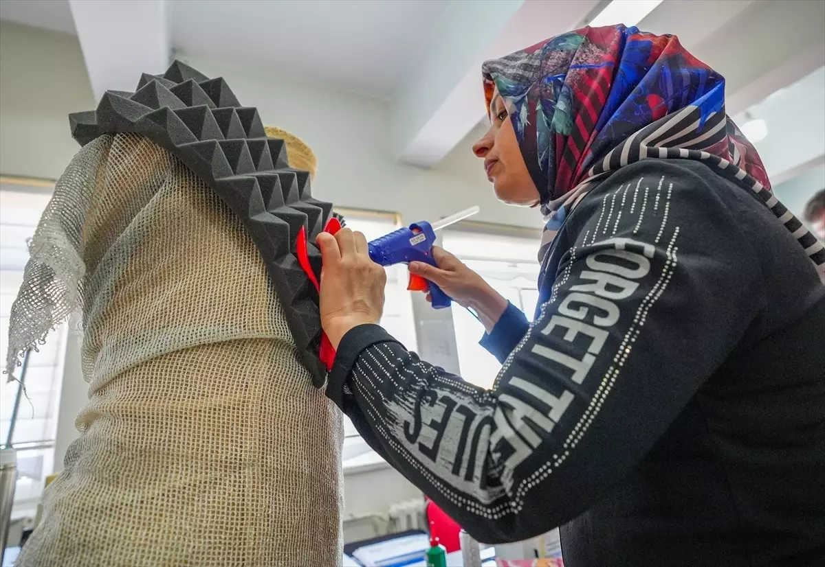 Sahne dekoru ve kostümlerinden arta kalan malzemelerle kıyafet tasarladılar