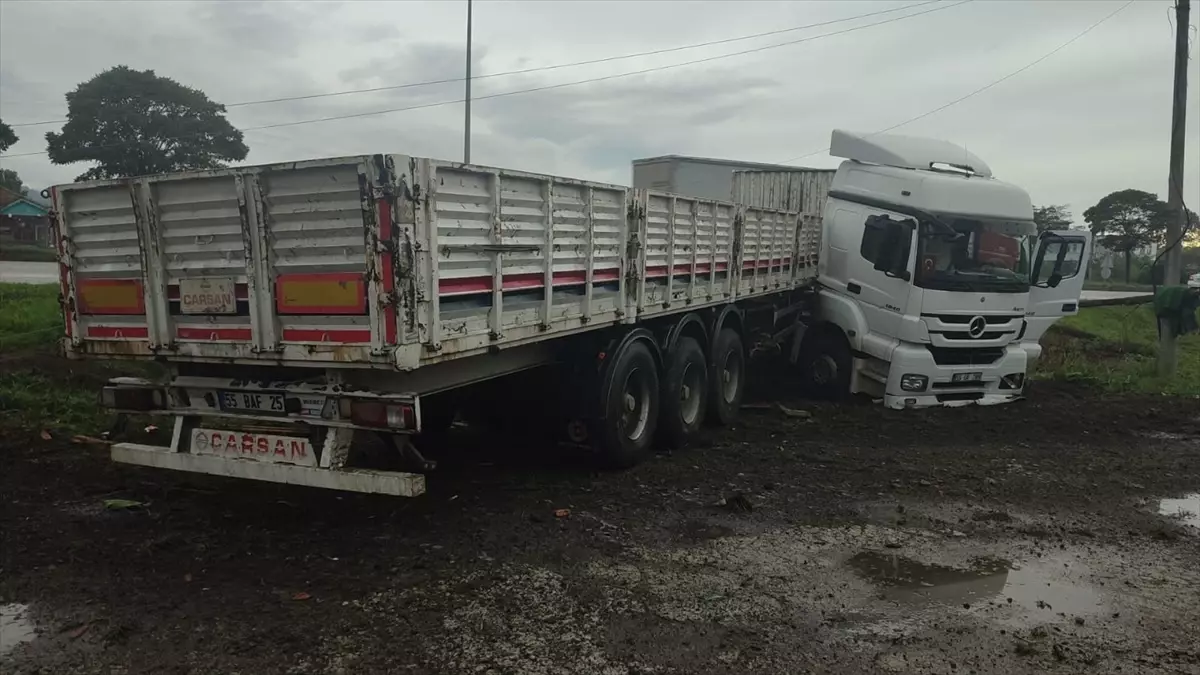 Samsun\'da Tır Elektrik Direğine Çarptı