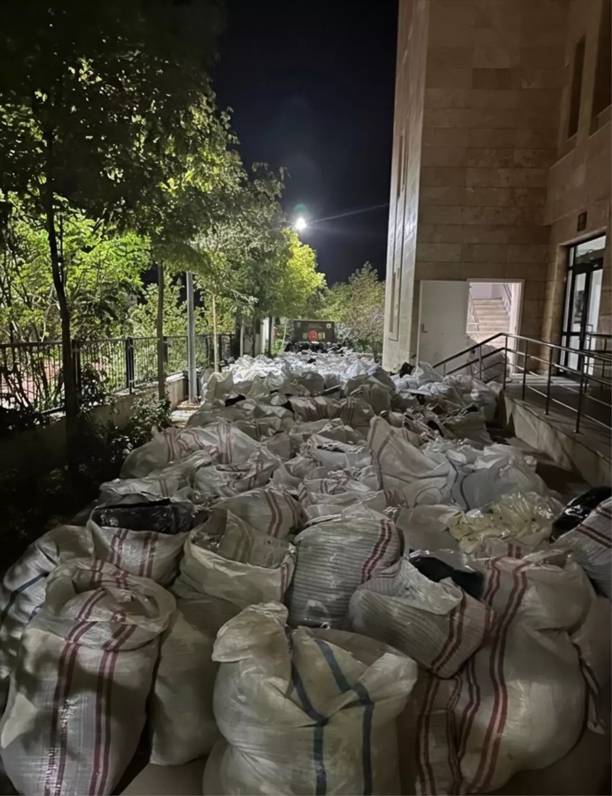 Silopi\'de Gümrük Kaçağı Eşya Satışına Operasyon