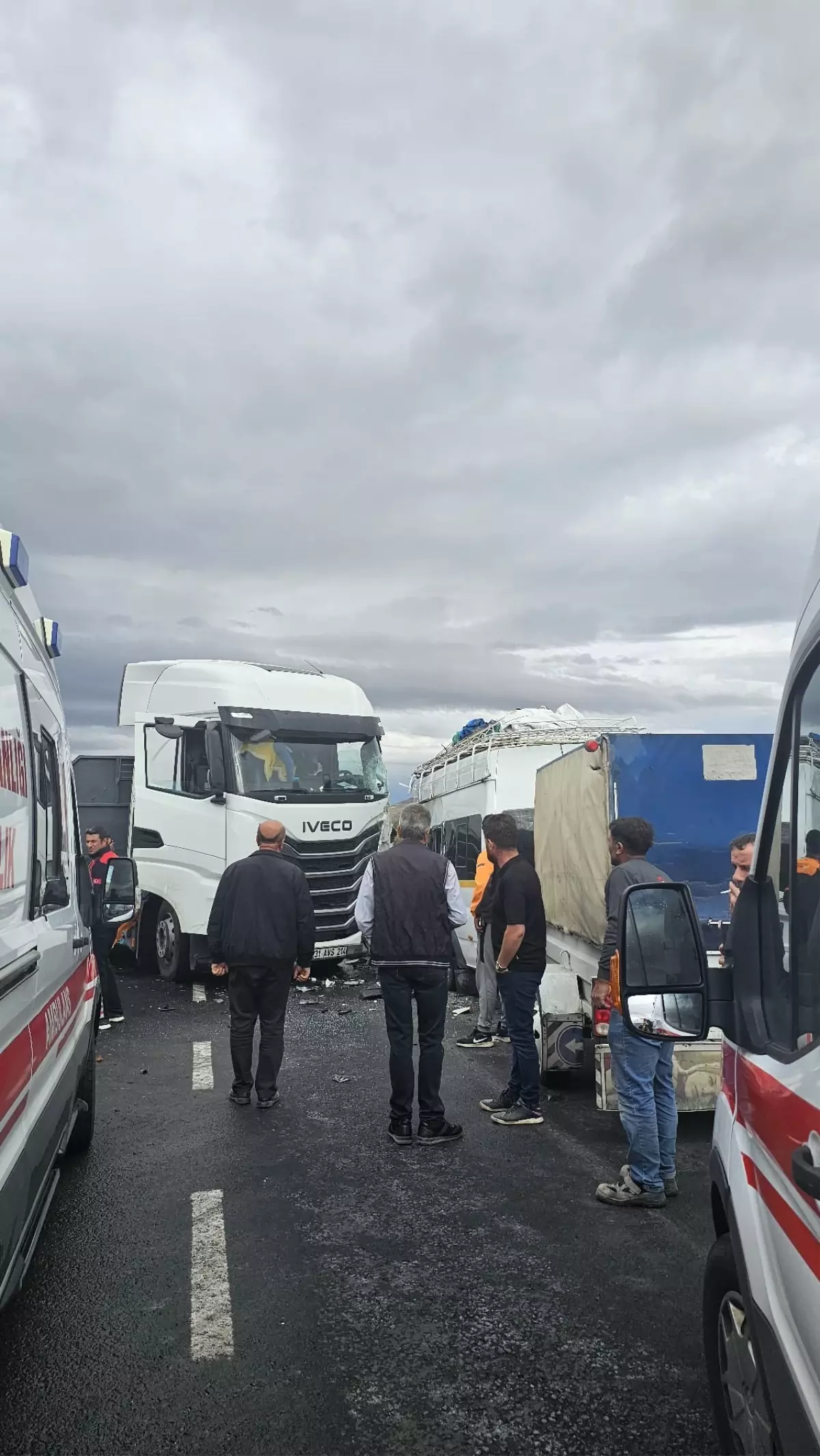 Nevşehir\'de TIR-Minibüs Kazasında 9 Yaralı