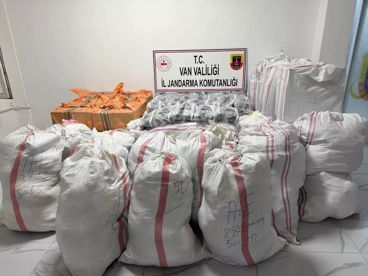 Başkale\'de Gümrük Kaçağı Malzemeler Ele Geçirildi