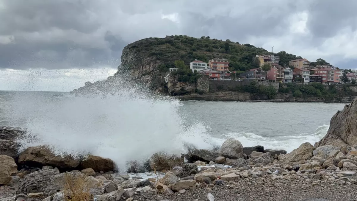 Amasra\'da Fırtına: Dalga Boyu 4 Metreye Ulaştı