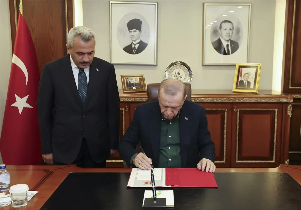 Cumhurbaşkanı Erdoğan, Rize Valiliğini ziyaret etti