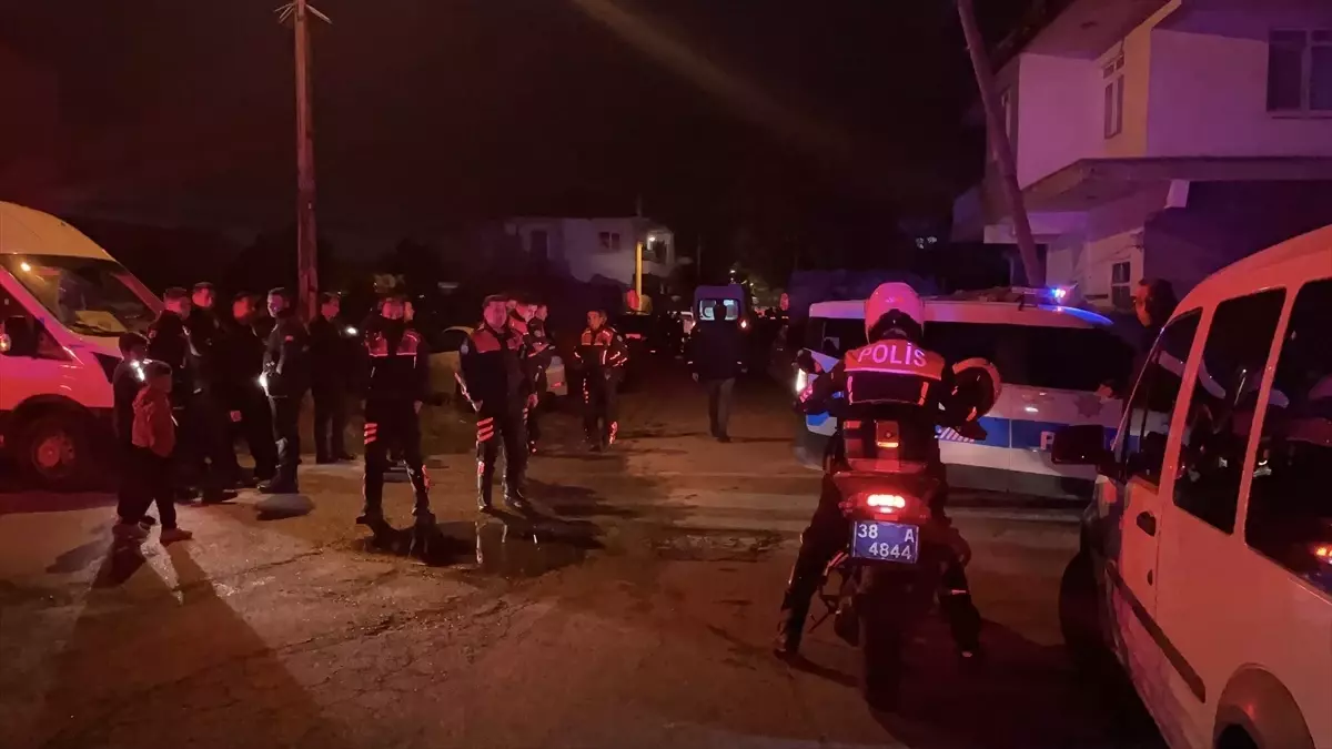 Bakkalda Bıçaklı Kavga: 1 Yaralı