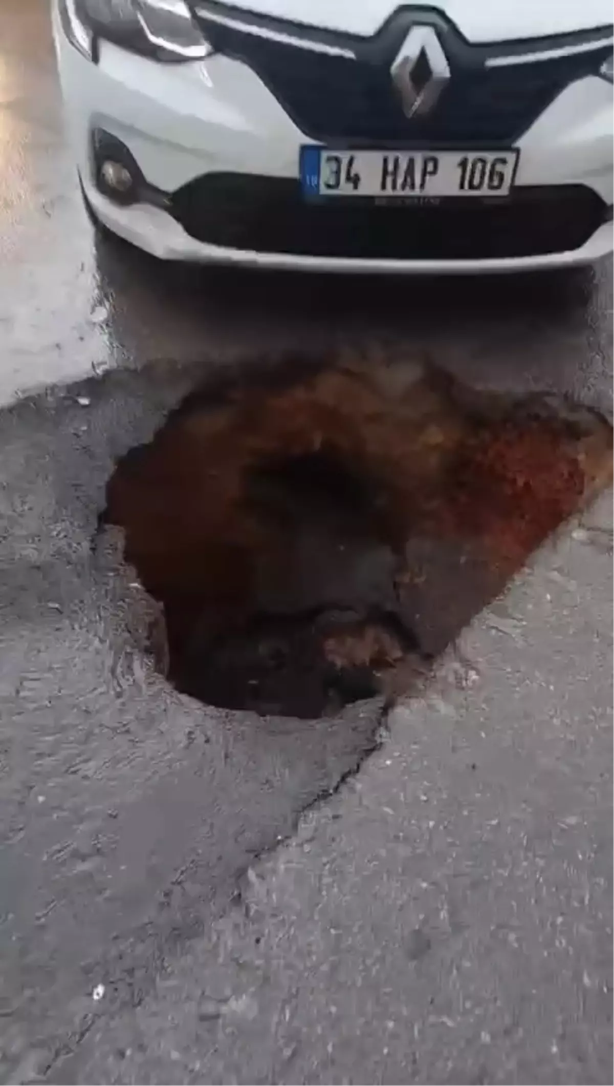 Otomobil Göçüğe Gömüldü