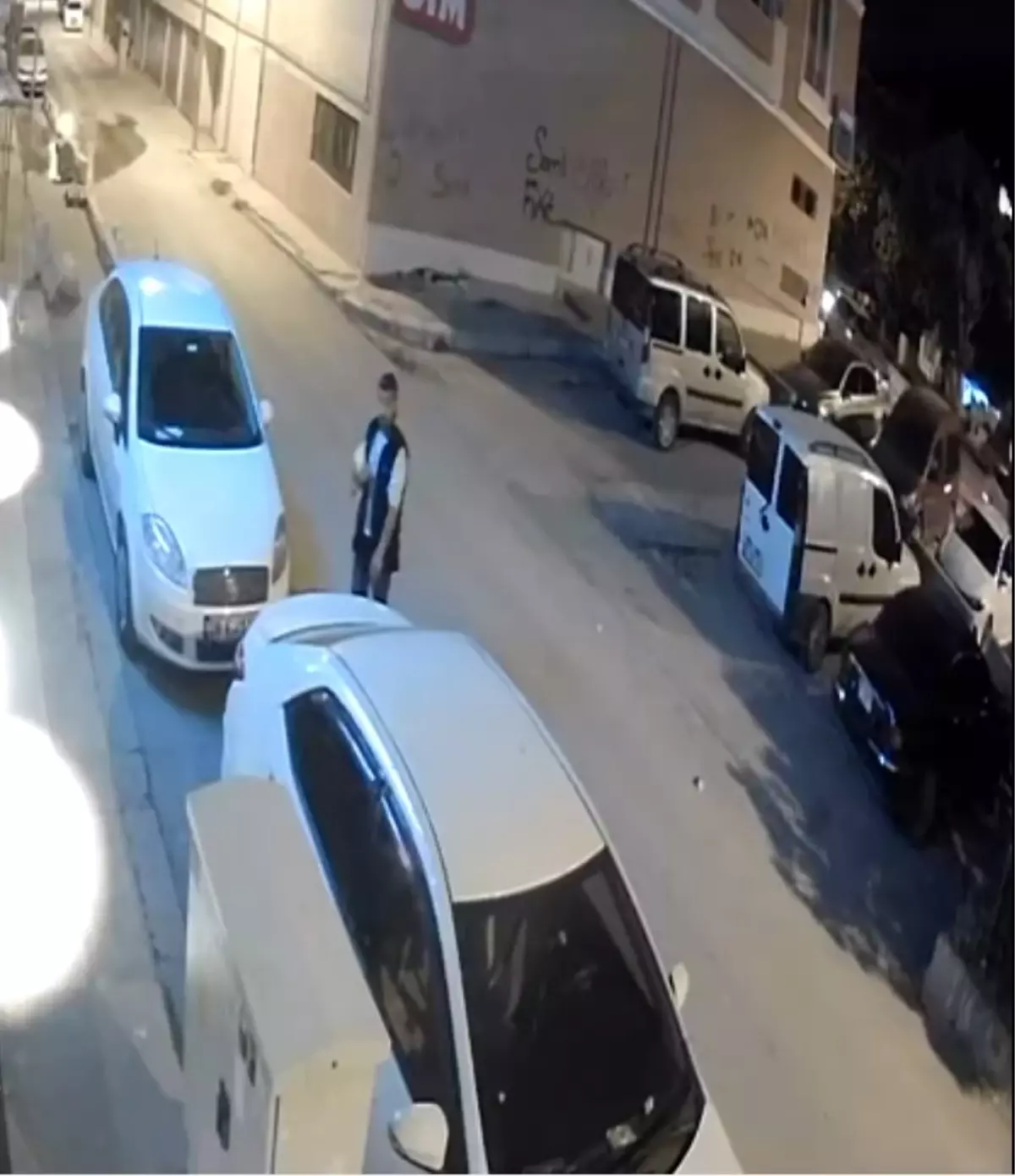 Hırsızlık anı çalınan güvenlik kamerası tarafından kaydedildi