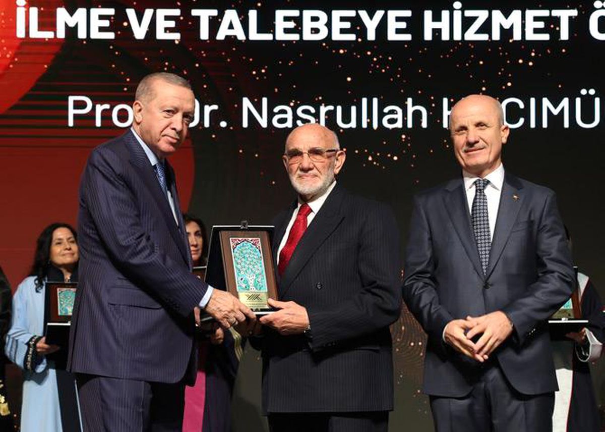 Prof. Dr. Nasrullah Hacımüftüoğlu\'na özel ödül