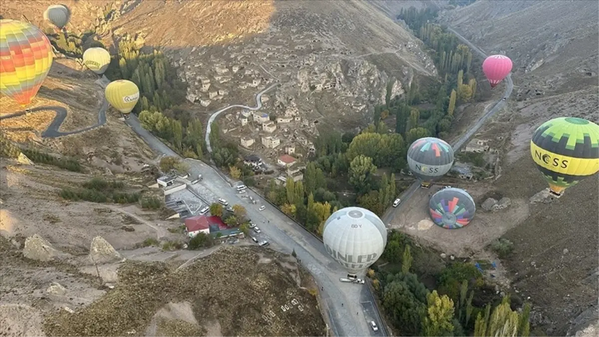 Soğanlı Vadisi\'nde görsel şölen: Paramotor ve sıcak hava balonları gökyüzünü renklendirdi