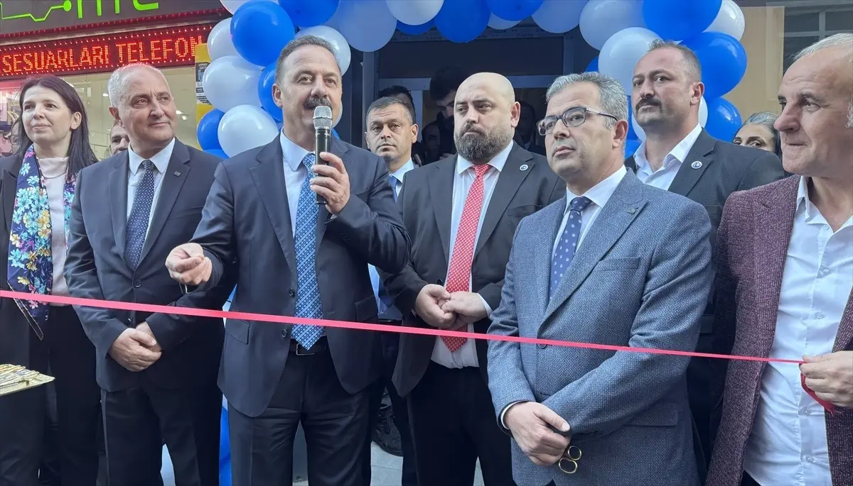 Ağıralioğlu Artvin\'de Parti Binasını Açtı