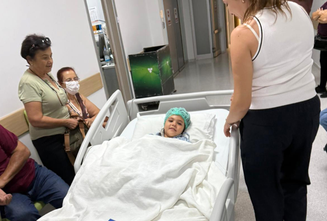 Anaokulunda ihmal! 4 yaşındaki Mavi'nin parmağı demir kapıya sıkışıp koptu Anaokulunda ihmal! 4 yaşındaki Mavi'nin parmağı demir kapıya sıkışıp koptu