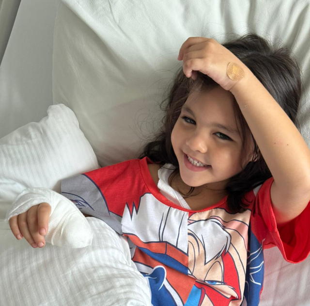 Anaokulunda ihmal! 4 yaşındaki Mavi'nin parmağı demir kapıya sıkışıp koptu Anaokulunda ihmal! 4 yaşındaki Mavi'nin parmağı demir kapıya sıkışıp koptu