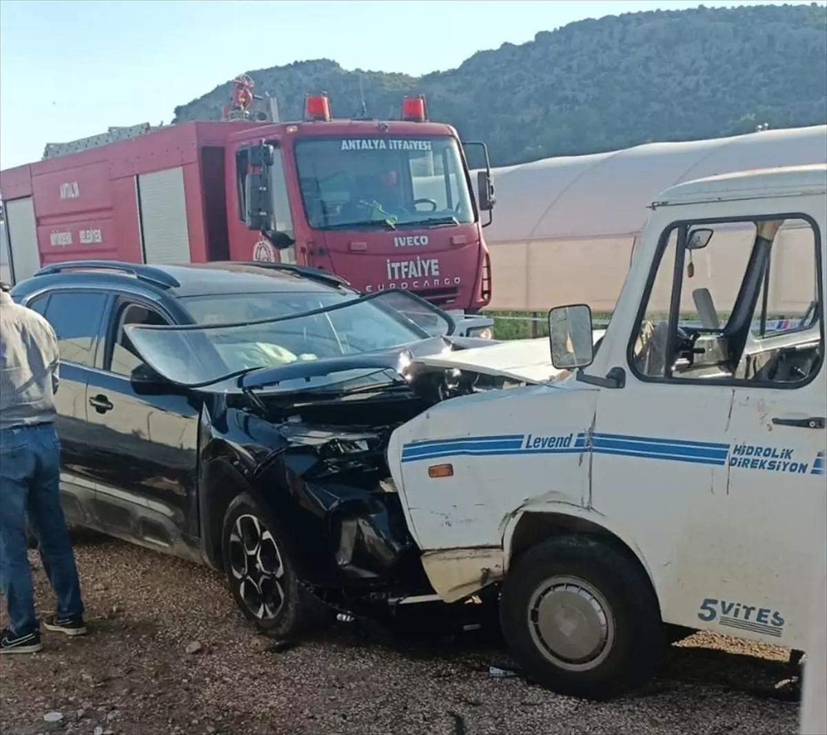Serik\'te Trafik Kazası: 3 Yaralı