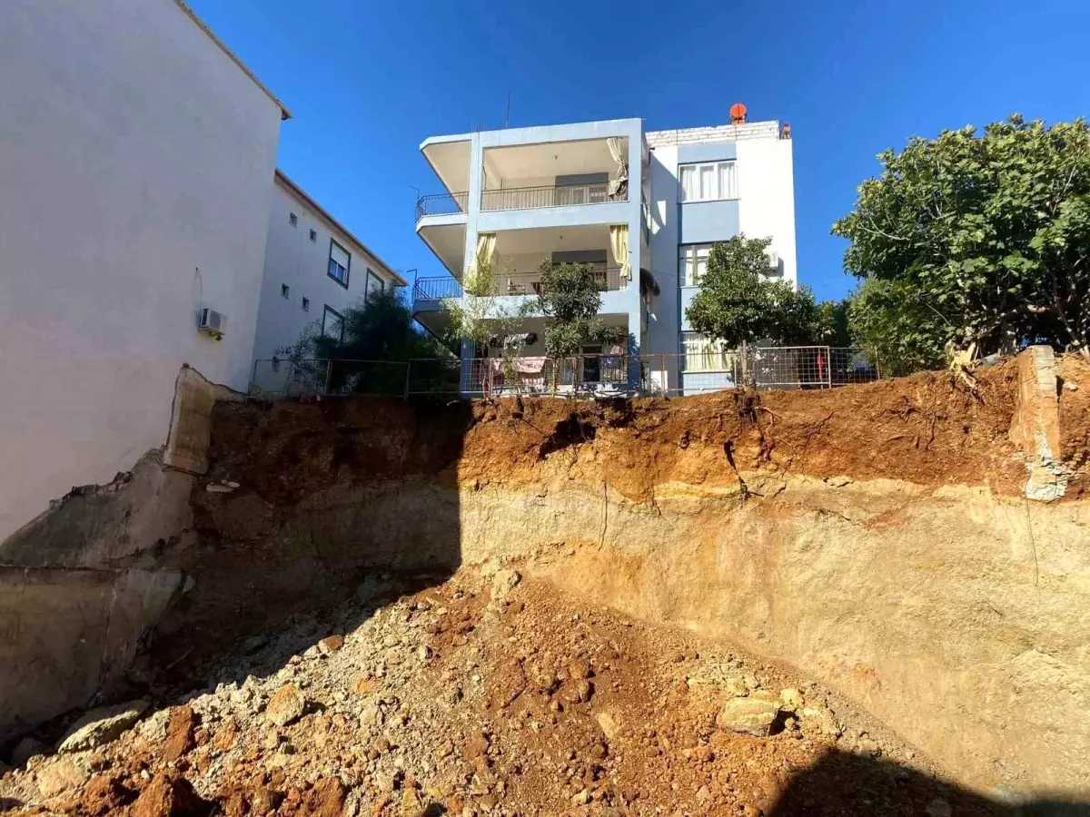 Antalya\'da kazı sırasında toprak kayması yaşanan alan görüntülendi