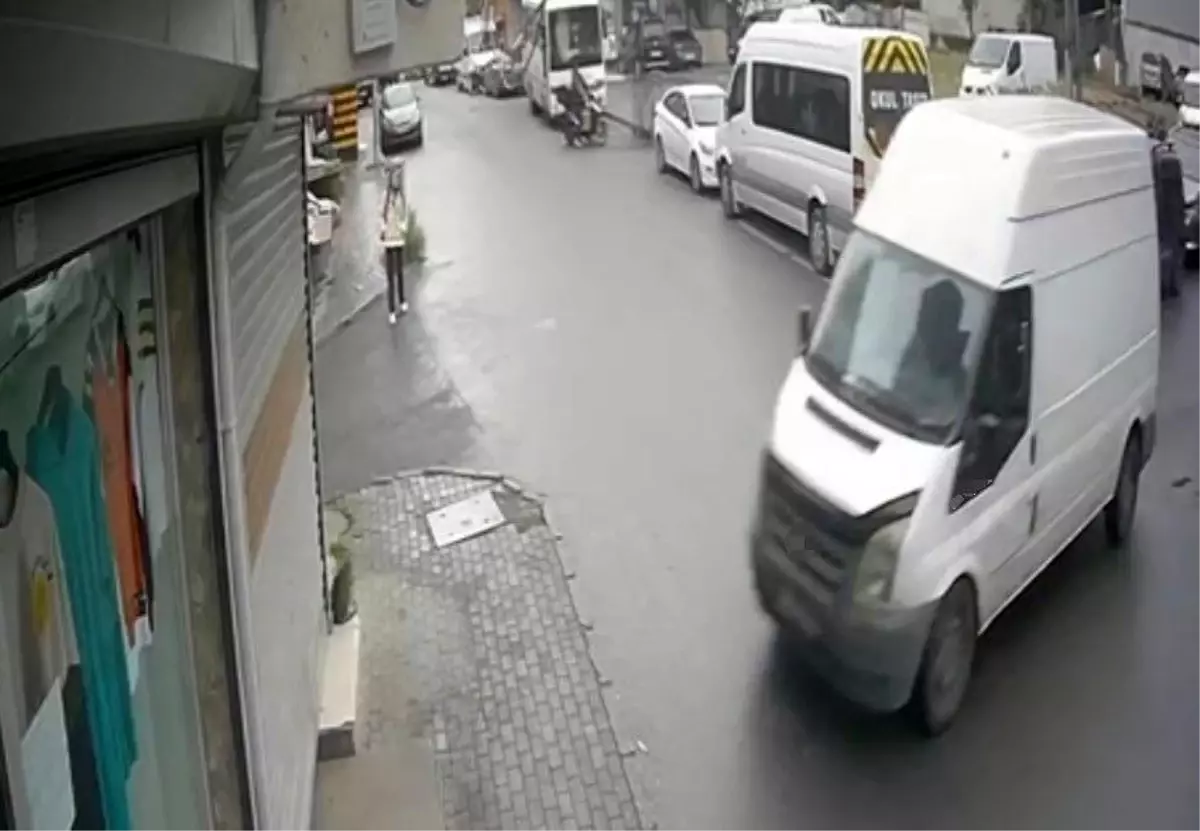 İstanbul\'da Freni Boşalan Minibüs Dükkanın İçine Girdi