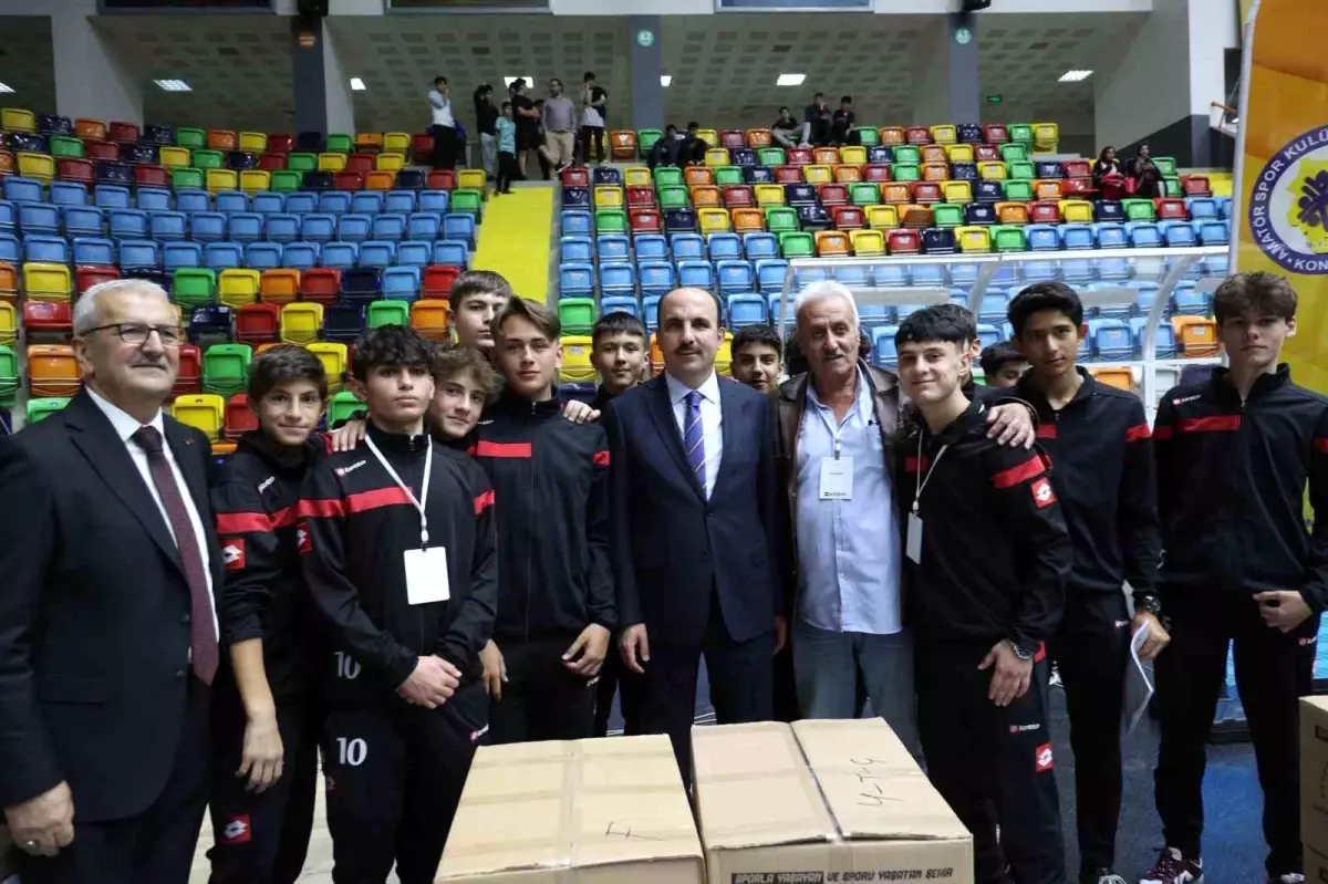 Konya Büyükşehir Belediyesi Amatör Spor Kulüplerine Malzeme Desteğini Sürdürüyor