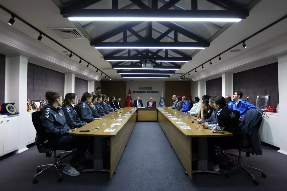 Kayseri Büyükşehir Belediye Başkanı Büyükkılıç\'tan Kadın Basketbol Takımına Destek