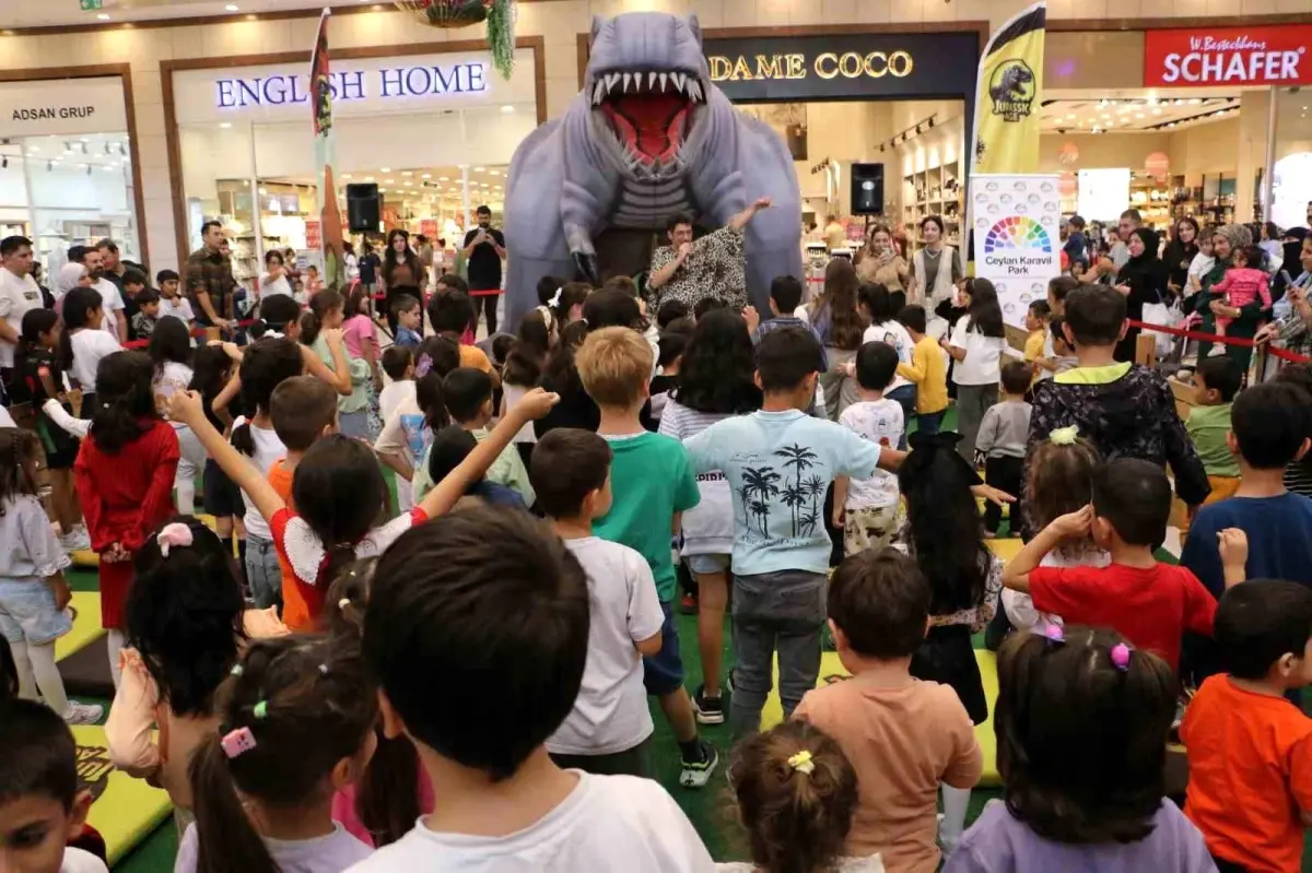 Dinozorlar Çocukları Bekliyor