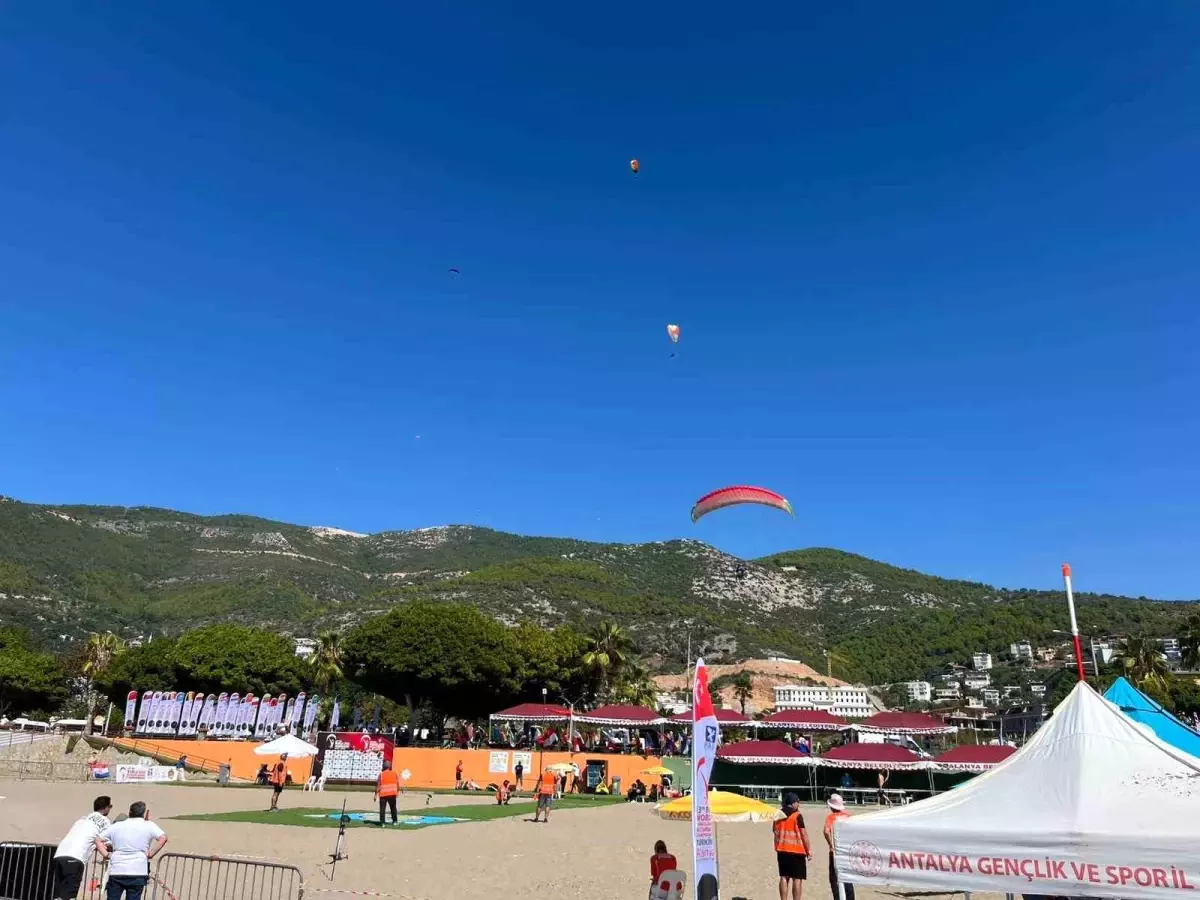 13. Dünya Yamaç Paraşütü Hedef Şampiyonası Alanya\'da Başladı