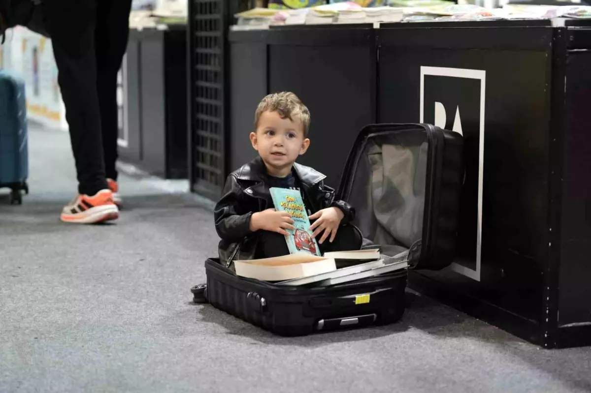 Kocaeli Kitap Fuarı\'nda Valizlerle Kitap Alışverişi