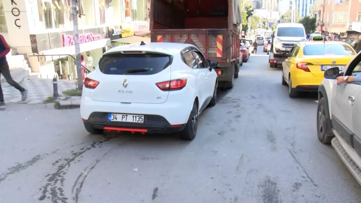 Güngören\'de Bekçi Kamyonetle Sıkıştı, Yaralandı