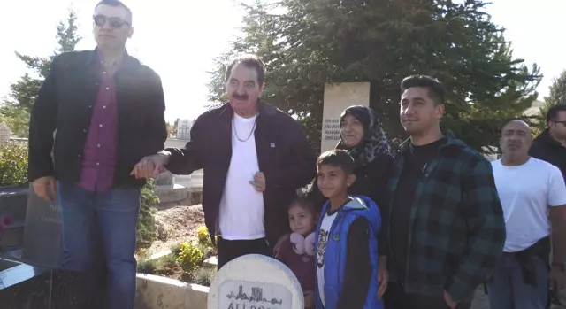 İbrahim Tatlıses, Neşet Ertaş'ın Vefatında Mezarı Başında Saygı Durdurdu