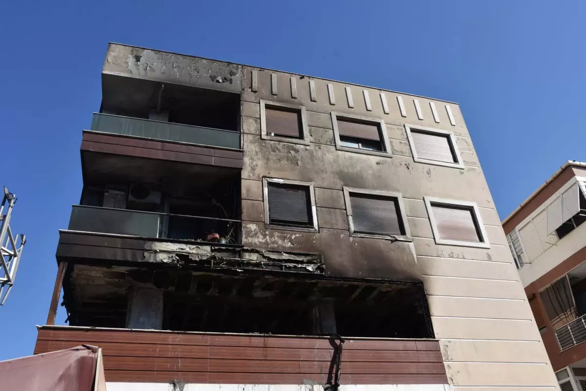 İzmir\'de 3 Katlı Binada Yangın Çıktı