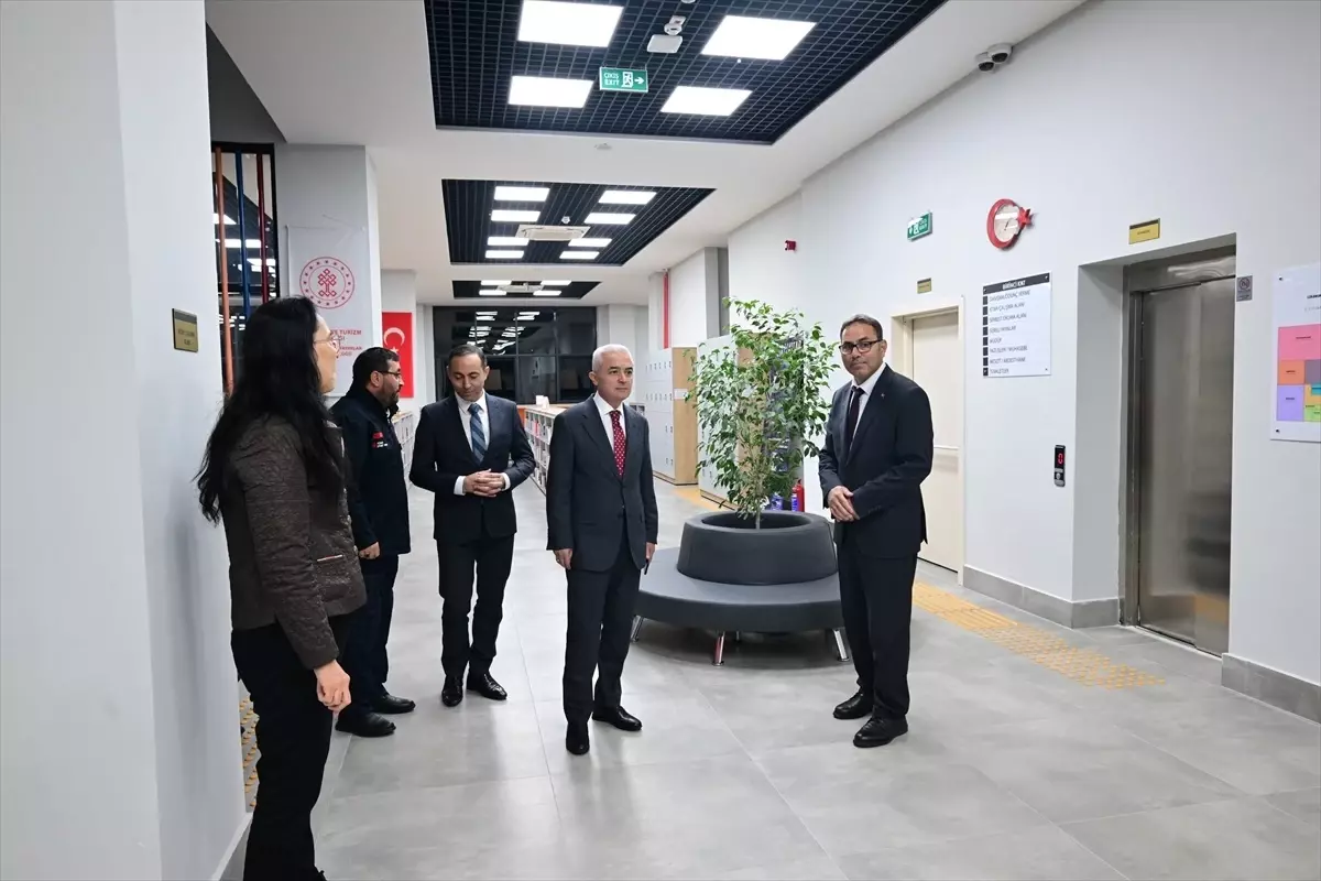 Vali Turan\'dan Kütüphane İncelemesi