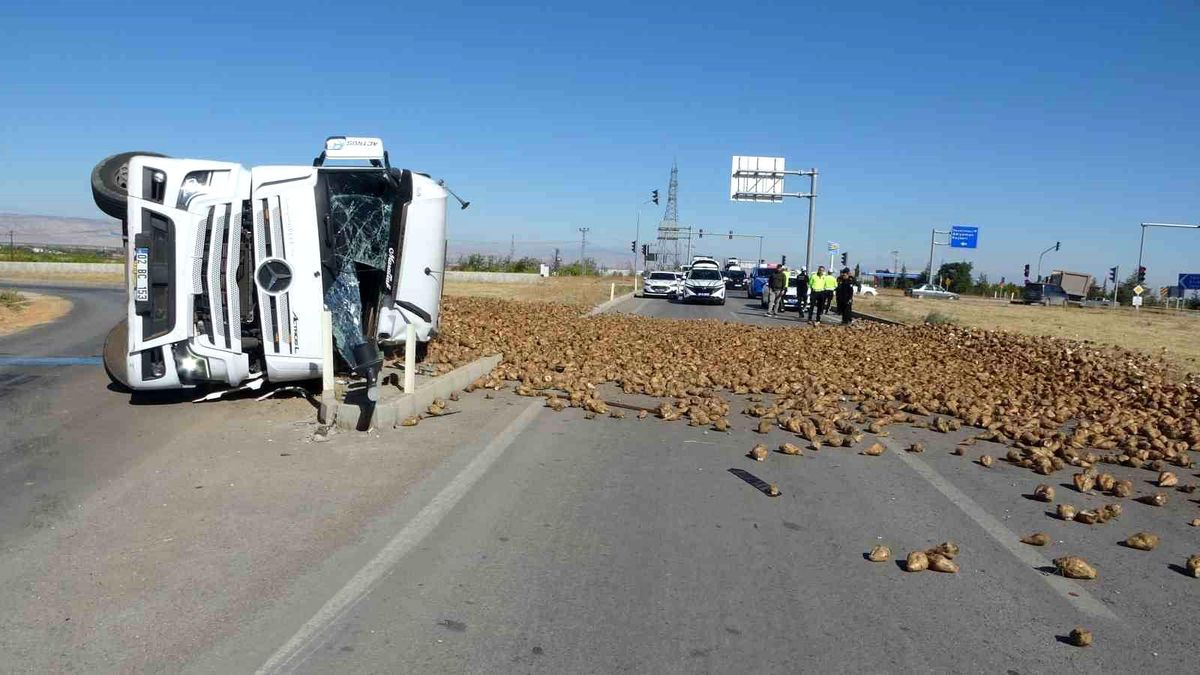 Malatya\'da Pancar Yüklü Tır Devrildi