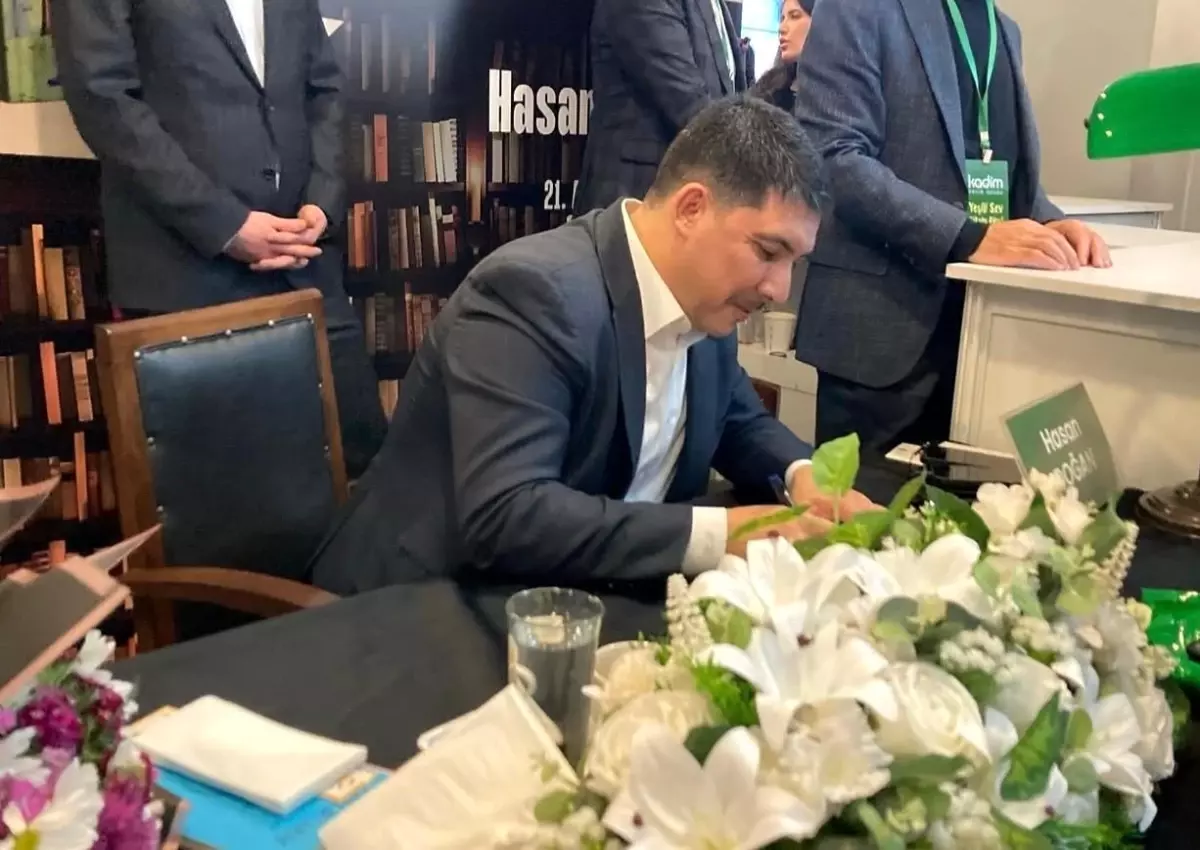 Hasan Doğan, Ankara Kitap Fuarı\'nda Okurlarıyla Buluştu