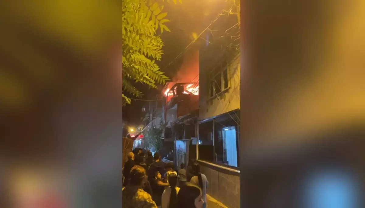 Şişli\'de Çatı Yangını Kontrol Altına Alındı