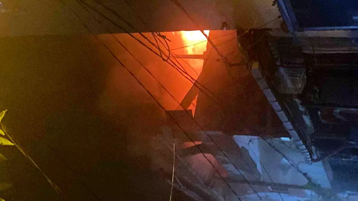 Şişli\'de Çatı Yangını Paniğe Neden Oldu