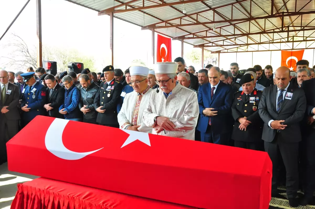 Sakarya\'da şehit olan jandarma astsubaylar son yolculuğuna uğurlandı