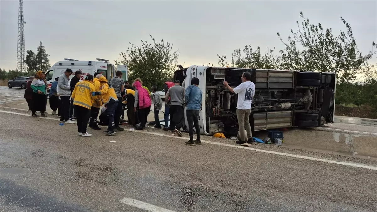 Kozan\'da Tarım İşçilerini Taşıyan Midibüs Devrildi