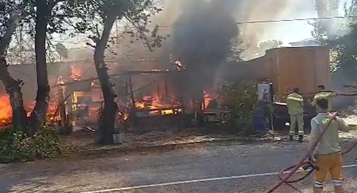 Antalya Kemer\'de Gözlemeci Barakasındaki Yangın Paniğe Neden Oldu