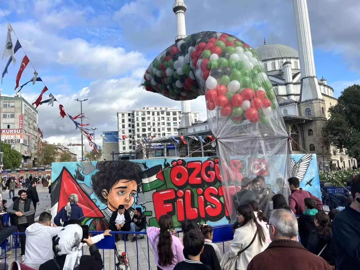 Bağcılar\'da Gazze\'deki kız çocukları için balonlar uçuruldu