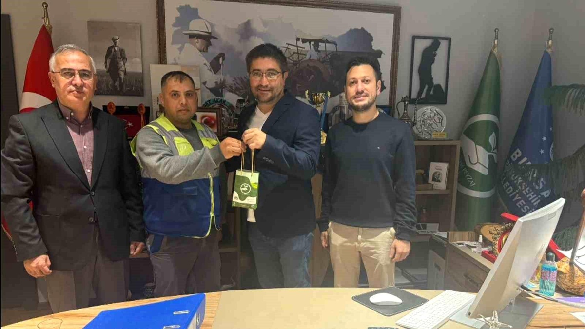Fuat Sayhan, Bulduğu Altın Çantasını Sahibine Teslim Etti
