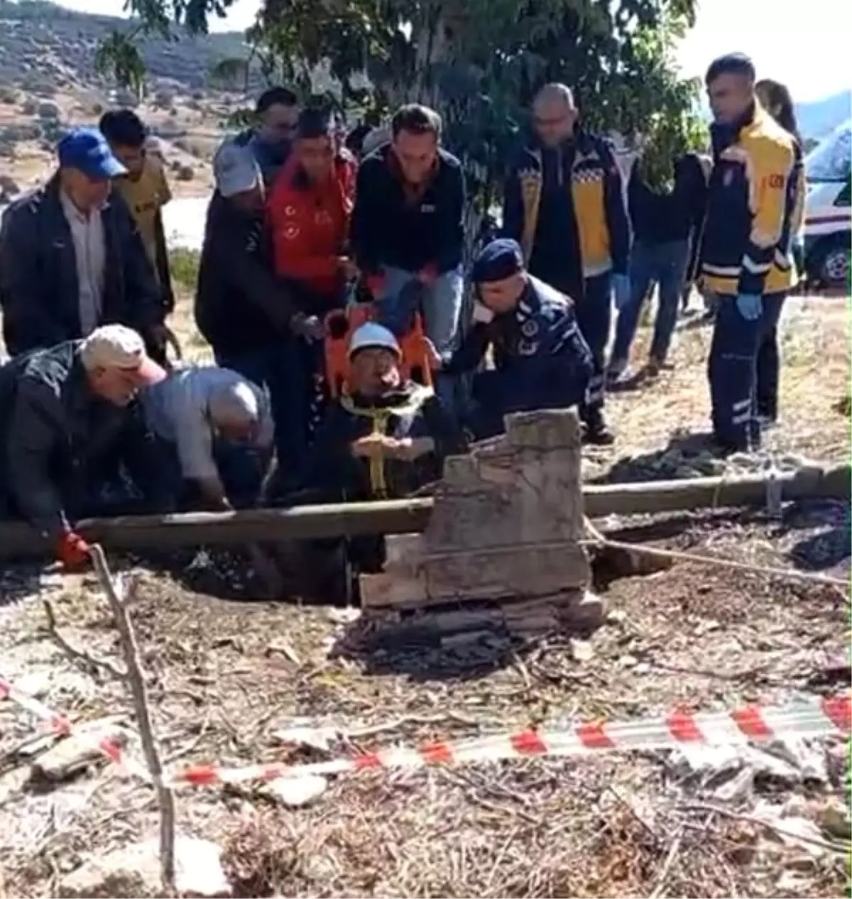 Bucak\'ta Kuyuya Düşen Vatandaş Kurtarıldı