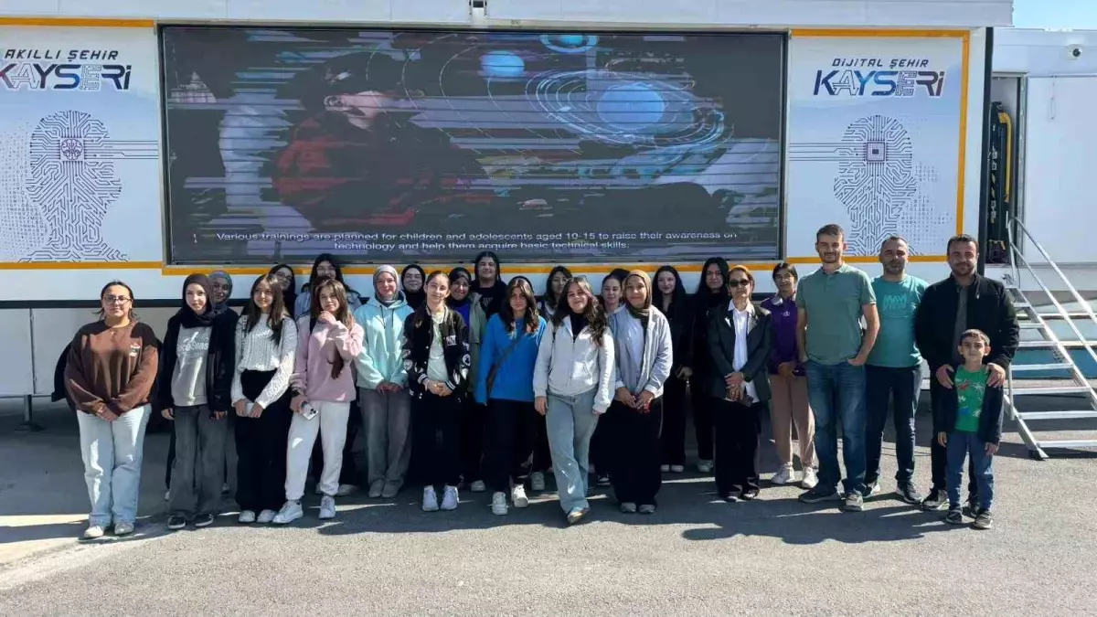 Kayseri\'de Mobil Dijital Gençlik Merkezi Kız Çocukları İçin Etkinlik Düzenledi
