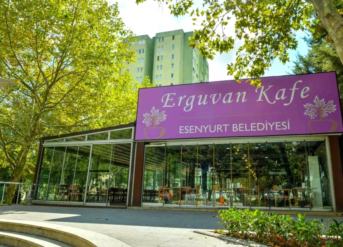 Esenyurt\'a Yeni Sosyal Tesis: Erguvan Kafe Açıldı