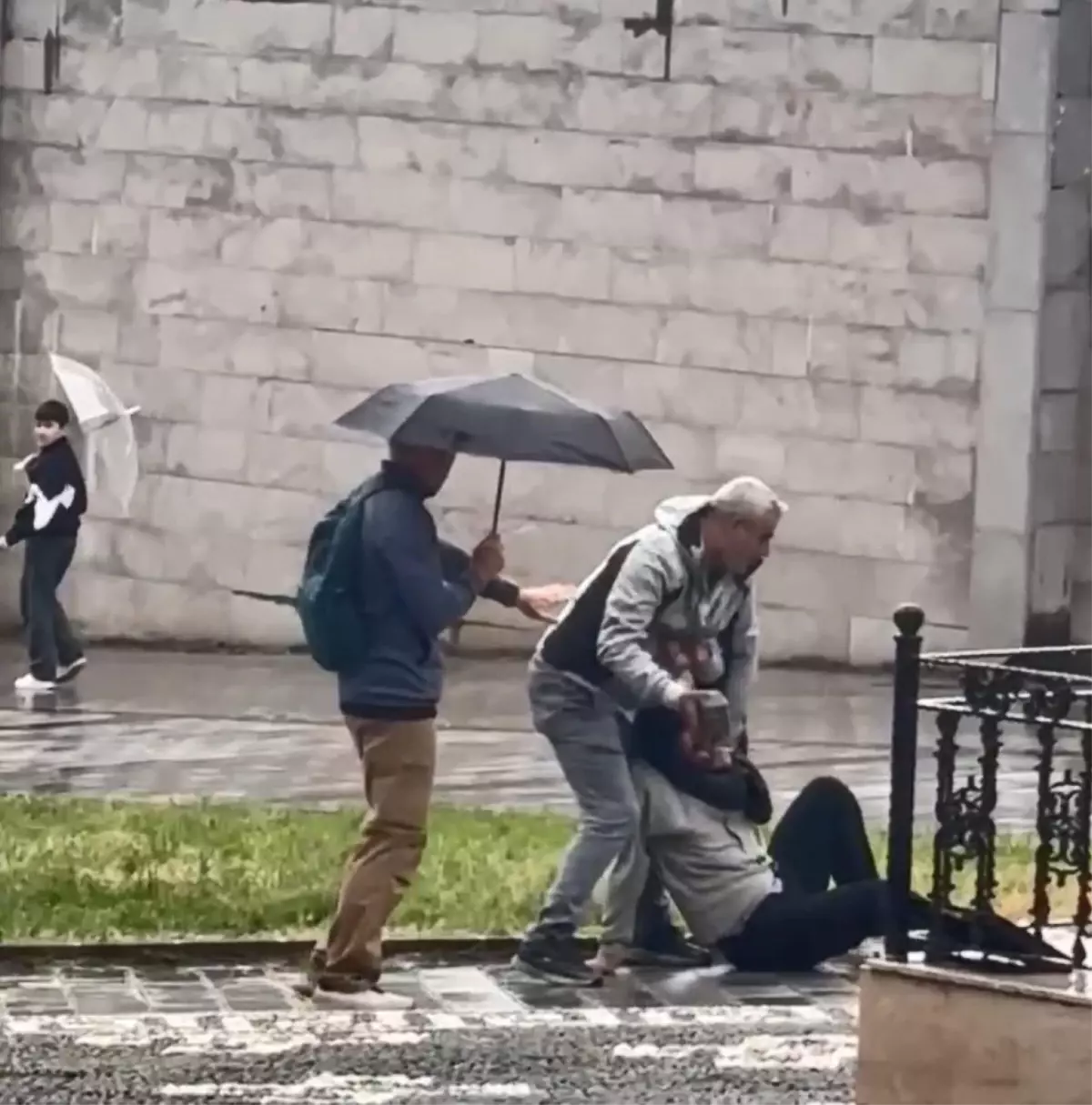Yerde sürükledi, kaldırım taşıyla vurdu! Korkunç kavgaya ilişkin şok eden iddia