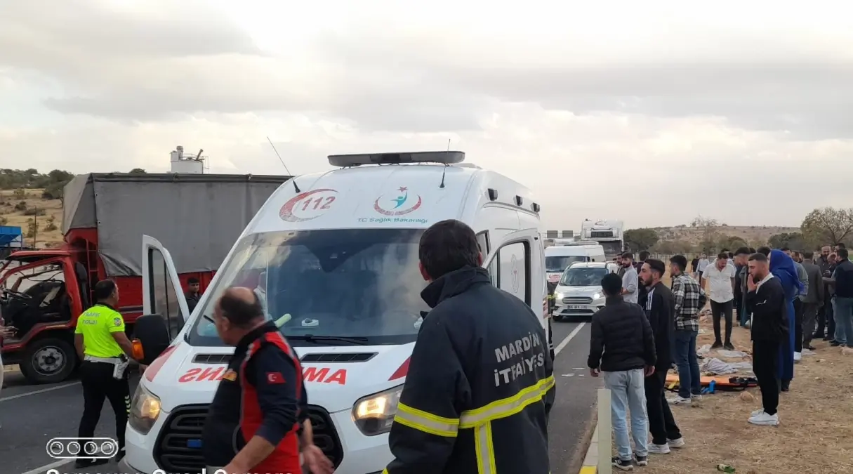Diyarbakır-Mardin karayolunda feci kaza! 3\'ü çocuk 14 yaralı