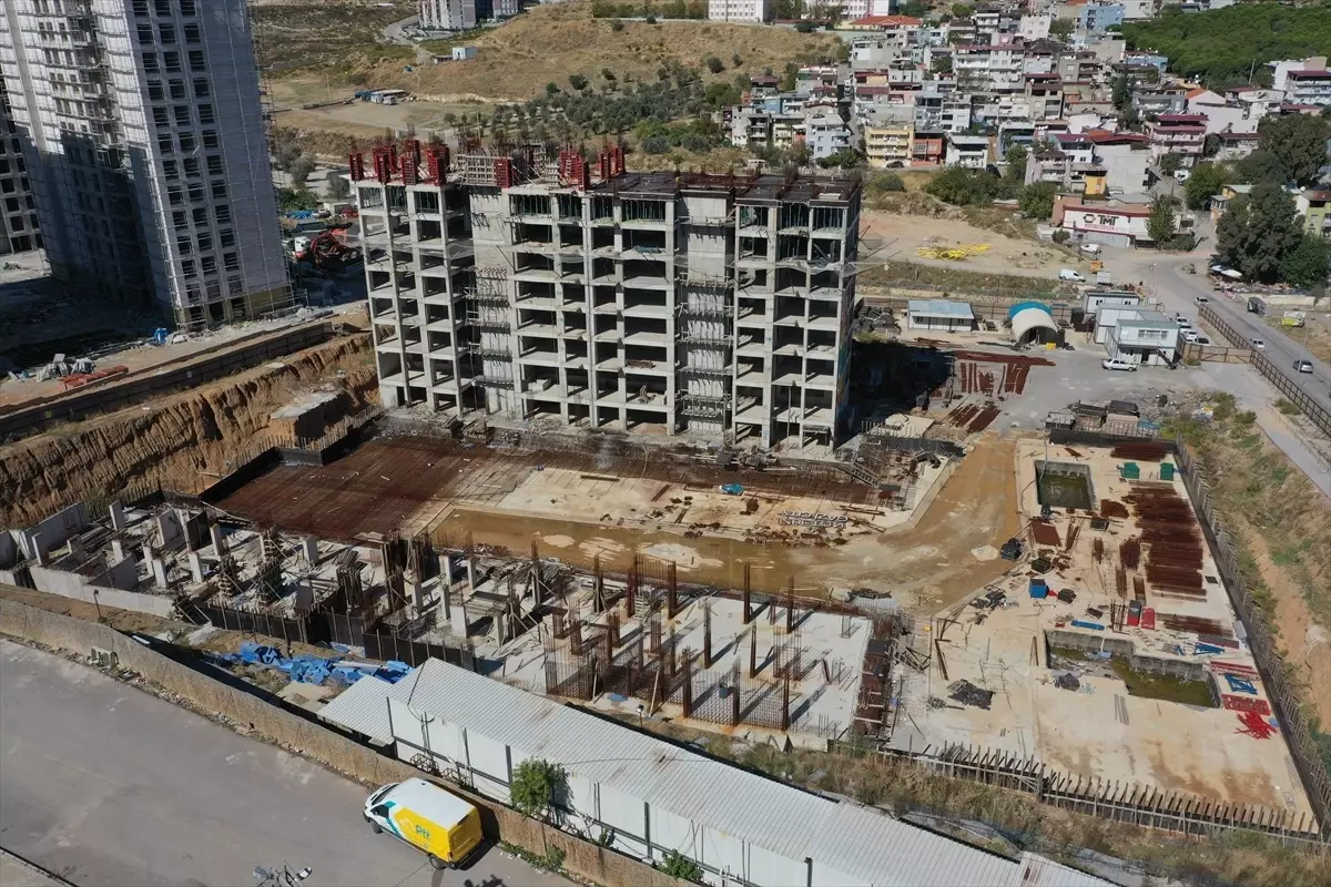 Gaziemir\'de Konut Mağdurları Belediyeden Garantörlük İstedi